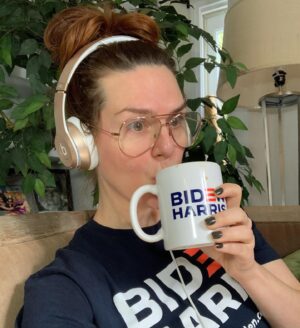 Sara Rue Instagram - Plan for today:  Phone bank 9:00am - 11:30am 🎉🤞Peloton 11:45-12:30 🚲 Then watch returns/worry/stress eat my childs halloween candy 12:45-till I passout. 🥴😬🤢