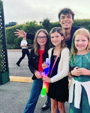 Sara Rue Instagram - This lady threw on her comfiest  mom jumper and took her daughter and two buddies to @disneyzombies - Let me tell you. It was kinda my favorite premier ever. Seriously. Getting to see it all through these girls eyes was really special. The kids in the movie (I'm so old) were all so gracious and let the girls full on stalk them for many 📸. And a special bonus for me was getting to hug my pal  @camrynmanheim and watch her be a proud mamma w @milomanheim 💚 She is #momgoals truly! Congratulations #milomanheim @megdonnelly and the entire cast of #zombies3 - It airs this Friday on @disneyplus 🧟‍♂️🧟‍♀️ Thank you @nicolaparish #memoriesforever #zombies3 #disney