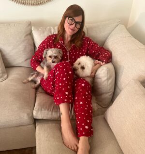 Sara Rue Instagram - You don't have to ask me twice to put on some PJs and take a cuddly pic in support of @OscarsKidsAmerica and some desperately needed pediatric cancer research! DONE! Text OSCAR to 50555 to contribute a $10 donation or visit https://oscarskids.org/ to learn more/contribute a donation to Oscar's Kids America and the work they're doing to help raise funds for terminal childhood cancers. #OscarsKidsPJParty @melissarauch ❤️