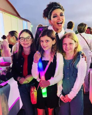 Sara Rue Instagram - This lady threw on her comfiest  mom jumper and took her daughter and two buddies to @disneyzombies - Let me tell you. It was kinda my favorite premier ever. Seriously. Getting to see it all through these girls eyes was really special. The kids in the movie (I'm so old) were all so gracious and let the girls full on stalk them for many 📸. And a special bonus for me was getting to hug my pal  @camrynmanheim and watch her be a proud mamma w @milomanheim 💚 She is #momgoals truly! Congratulations #milomanheim @megdonnelly and the entire cast of #zombies3 - It airs this Friday on @disneyplus 🧟‍♂️🧟‍♀️ Thank you @nicolaparish #memoriesforever #zombies3 #disney
