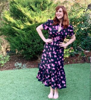 Sara Rue Instagram - Borrowed this frock from @thefixxcollective ... I may not give it back 🥰😻😍 #ecofriendly #sustainablefashion 📸 by Talulah 👩🏻‍🦰 by @_h_a_y_j_  Weird slightly awkward pose by me (You're welcome). 👗💃🏼❤️
