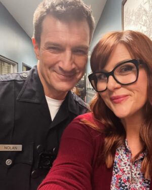 Sara Rue Instagram - The thing about @nathanfillion is... he's the best. When he called me in 2018 and asked if I would guest on his new show I never thought I would still get to be popping in 6 years later! What a gift! @therookieabc - Season 6, Episode 9 aired this week and is up on #Hulu now. Thank you @alexihawley and Nathan for having me... And cheers to SEASON 7! Congratulations @alydiaz @ebwinter and the rest of the talented cast and crew!! ❤️🔥❤️