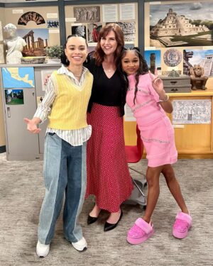 Sara Rue Instagram - Right before the strike last year, my buddy @johndbeck asked me to be on my daughter's FAVORITE show and it was a delight!! @thatgirllaylay @gabriellenevaeh and the entire cast were so lovely to be around. Quite frankly, I will never earn these kind of Mom points ever again! Thank you Jon, Ron and @alicegammill for writing me such a fun, weirdo to play ❤️ - My episode airs Wednesday March 6th on @nickelodeon #mompointsearned #thatgirllaylay