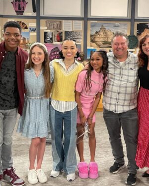 Sara Rue Instagram - Right before the strike last year, my buddy @johndbeck asked me to be on my daughter's FAVORITE show and it was a delight!! @thatgirllaylay @gabriellenevaeh and the entire cast were so lovely to be around. Quite frankly, I will never earn these kind of Mom points ever again! Thank you Jon, Ron and @alicegammill for writing me such a fun, weirdo to play ❤️ - My episode airs Wednesday March 6th on @nickelodeon #mompointsearned #thatgirllaylay