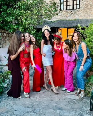 Sara Salgado Instagram - Mallorca with the best - Part III ♥️💃🏻🥂
Good energy attracts good people⚡️
Thank you all my friends that made this trip unforgettable ♥️ #ladespedida #nadatemam