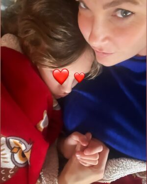Sara Zanier Instagram - • il cuore che si riempie, le feste, la serenità, la felicità  condivisa,un 2024 pieno d’amore •
#famiglia #mum&daughter #gratitudine #mancanze #cuori #feste #2024