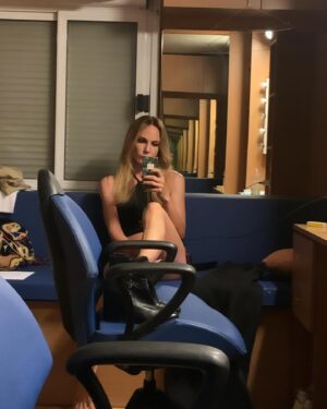 Sara Zanier Instagram - • siamo alla terza puntata, stasera, tra poco, ore 21 su @raiuno_hd_official con LEA-I NOSTRI FIGLI 🤟🏼🎸
Fatemi sapere cosa ne pensate 😉 • 
#emma #rai #fiction #serietv #ciak