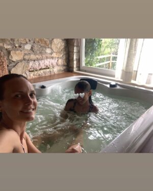 Sara Zanier Instagram - •• perché sei un essere speciale…ed io avrò cura di te •• 
#minivacanza #mum&daughter #❤❤