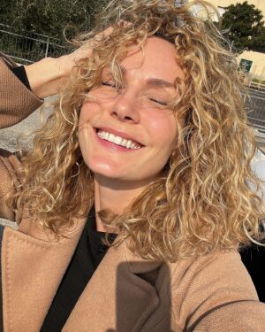 Sara Zanier Instagram - • oooh, adesso sì!! Sole, schiariture, luce e 🦁! • 
•
•
Grazie @dipiu_parrucchieri 🔝🤍
#capelli #blondie #luce #leonessa