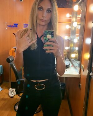 Sara Zanier Instagram - •• ieri abbiamo vinto la serata!! 🤟🏼vi è piaciuta? Vi aspetto domenica prossima su @rai1official in prima serata con la seconda puntata di  LEA-I nostri figli 🖤🎬🎸🎼 #emmaronchi grazie @banijaystudios @maxdf59 🙏🏼
#emma #producerdiscografica #lea2 #serie #fiction #rai1