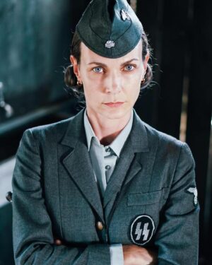 Sara Zanier Instagram - •• questo è stato uno dei personaggi emotivamente più difficili da interpretare…
Dorothea. 
Una Aufseherin (guardia) del campo di concentramento di Ravensbrük. 
Non vi racconterò quanti documenti, interviste e documentari io abbia visto e letto per cercare di capire le modalità di azione ma soprattutto cosa spingesse le donne tedesche di quel tempo ad essere così tremendamente crudeli, anche più degli uomini. 
Abbiamo girato questo film nel 2021 e già le “fazioni” dovute alla pandemia alcune cose me l’avevano fatte capire, su come fosse facile metterci l’uno contro l’altro. 
Ora, oggi, stiamo vivendo lo stesso olocausto di quei tempi. 
Ancora più imperdonabile, perché sotto gli occhi di tutti. 
Un film necessario, oggi più che mai. 
Una storia di luce e di speranza. 
Spero lo guardiate, in tanti. 
Domani, lunedì 22 GENNAIO su @raicinque ORE 21.15
“BOCCHE INUTILI” ••
•
@wellseeproduction @therealmargot @nina.torresi @lorenzaindovina @annaalessiagargano @morenagentilereal @patrizia_loreti_yoga_instuctor 🎬#claudiouberti 📸 @ninoceleste30 🎶@andreaguerracomposer e un grazie particolare a quella meravigliosa anima di @umberto_noto che ha avuto, in tempi record, la pazienza di educarmi alla lingua tedesca!!••
#rai #rai5 #raicultura #raistoria #film #movie #nazismo #olocausto #memoria
