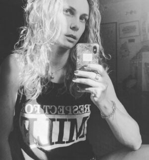 Sara Zanier Instagram - • rido •
•
•
#respectformilf 😝
#rispettoperlamilf 🌺🖤