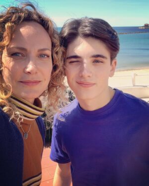 Sara Zanier Instagram - •• dopo il grande successo della prima stagione, siamo tornati con la seconda di #di4ri da oggi su @netflixit 💙🎬🎥 😍 ho un figlio adolescente 😱🥰•• 
@standbyme.tv 
#serie #serieteen #di4ri #2