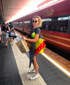 Sara Zanier Instagram - •• consigli per l’estate: se volete dimagrire fate, belli carichi, almeno un paio di viaggi a settimana in treno da nord a sud con 40 gradi, con camminate annesse….il teschio sul sacchetto lo vedrete come un segno premonitore.•• 

#estate#set #1000gradi