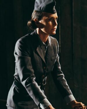 Sara Zanier Instagram - •• questo è stato uno dei personaggi emotivamente più difficili da interpretare…
Dorothea. 
Una Aufseherin (guardia) del campo di concentramento di Ravensbrük. 
Non vi racconterò quanti documenti, interviste e documentari io abbia visto e letto per cercare di capire le modalità di azione ma soprattutto cosa spingesse le donne tedesche di quel tempo ad essere così tremendamente crudeli, anche più degli uomini. 
Abbiamo girato questo film nel 2021 e già le “fazioni” dovute alla pandemia alcune cose me l’avevano fatte capire, su come fosse facile metterci l’uno contro l’altro. 
Ora, oggi, stiamo vivendo lo stesso olocausto di quei tempi. 
Ancora più imperdonabile, perché sotto gli occhi di tutti. 
Un film necessario, oggi più che mai. 
Una storia di luce e di speranza. 
Spero lo guardiate, in tanti. 
Domani, lunedì 22 GENNAIO su @raicinque ORE 21.15
“BOCCHE INUTILI” ••
•
@wellseeproduction @therealmargot @nina.torresi @lorenzaindovina @annaalessiagargano @morenagentilereal @patrizia_loreti_yoga_instuctor 🎬#claudiouberti 📸 @ninoceleste30 🎶@andreaguerracomposer e un grazie particolare a quella meravigliosa anima di @umberto_noto che ha avuto, in tempi record, la pazienza di educarmi alla lingua tedesca!!••
#rai #rai5 #raicultura #raistoria #film #movie #nazismo #olocausto #memoria