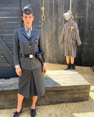 Sara Zanier Instagram - •• questo è stato uno dei personaggi emotivamente più difficili da interpretare…
Dorothea. 
Una Aufseherin (guardia) del campo di concentramento di Ravensbrük. 
Non vi racconterò quanti documenti, interviste e documentari io abbia visto e letto per cercare di capire le modalità di azione ma soprattutto cosa spingesse le donne tedesche di quel tempo ad essere così tremendamente crudeli, anche più degli uomini. 
Abbiamo girato questo film nel 2021 e già le “fazioni” dovute alla pandemia alcune cose me l’avevano fatte capire, su come fosse facile metterci l’uno contro l’altro. 
Ora, oggi, stiamo vivendo lo stesso olocausto di quei tempi. 
Ancora più imperdonabile, perché sotto gli occhi di tutti. 
Un film necessario, oggi più che mai. 
Una storia di luce e di speranza. 
Spero lo guardiate, in tanti. 
Domani, lunedì 22 GENNAIO su @raicinque ORE 21.15
“BOCCHE INUTILI” ••
•
@wellseeproduction @therealmargot @nina.torresi @lorenzaindovina @annaalessiagargano @morenagentilereal @patrizia_loreti_yoga_instuctor 🎬#claudiouberti 📸 @ninoceleste30 🎶@andreaguerracomposer e un grazie particolare a quella meravigliosa anima di @umberto_noto che ha avuto, in tempi record, la pazienza di educarmi alla lingua tedesca!!••
#rai #rai5 #raicultura #raistoria #film #movie #nazismo #olocausto #memoria