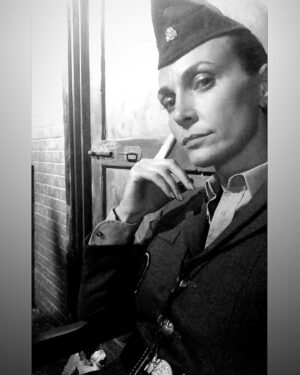 Sara Zanier Instagram - •• questo è stato uno dei personaggi emotivamente più difficili da interpretare…
Dorothea. 
Una Aufseherin (guardia) del campo di concentramento di Ravensbrük. 
Non vi racconterò quanti documenti, interviste e documentari io abbia visto e letto per cercare di capire le modalità di azione ma soprattutto cosa spingesse le donne tedesche di quel tempo ad essere così tremendamente crudeli, anche più degli uomini. 
Abbiamo girato questo film nel 2021 e già le “fazioni” dovute alla pandemia alcune cose me l’avevano fatte capire, su come fosse facile metterci l’uno contro l’altro. 
Ora, oggi, stiamo vivendo lo stesso olocausto di quei tempi. 
Ancora più imperdonabile, perché sotto gli occhi di tutti. 
Un film necessario, oggi più che mai. 
Una storia di luce e di speranza. 
Spero lo guardiate, in tanti. 
Domani, lunedì 22 GENNAIO su @raicinque ORE 21.15
“BOCCHE INUTILI” ••
•
@wellseeproduction @therealmargot @nina.torresi @lorenzaindovina @annaalessiagargano @morenagentilereal @patrizia_loreti_yoga_instuctor 🎬#claudiouberti 📸 @ninoceleste30 🎶@andreaguerracomposer e un grazie particolare a quella meravigliosa anima di @umberto_noto che ha avuto, in tempi record, la pazienza di educarmi alla lingua tedesca!!••
#rai #rai5 #raicultura #raistoria #film #movie #nazismo #olocausto #memoria