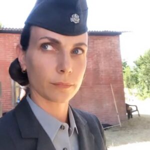 Sara Zanier Instagram - •• questo è stato uno dei personaggi emotivamente più difficili da interpretare…
Dorothea. 
Una Aufseherin (guardia) del campo di concentramento di Ravensbrük. 
Non vi racconterò quanti documenti, interviste e documentari io abbia visto e letto per cercare di capire le modalità di azione ma soprattutto cosa spingesse le donne tedesche di quel tempo ad essere così tremendamente crudeli, anche più degli uomini. 
Abbiamo girato questo film nel 2021 e già le “fazioni” dovute alla pandemia alcune cose me l’avevano fatte capire, su come fosse facile metterci l’uno contro l’altro. 
Ora, oggi, stiamo vivendo lo stesso olocausto di quei tempi. 
Ancora più imperdonabile, perché sotto gli occhi di tutti. 
Un film necessario, oggi più che mai. 
Una storia di luce e di speranza. 
Spero lo guardiate, in tanti. 
Domani, lunedì 22 GENNAIO su @raicinque ORE 21.15
“BOCCHE INUTILI” ••
•
@wellseeproduction @therealmargot @nina.torresi @lorenzaindovina @annaalessiagargano @morenagentilereal @patrizia_loreti_yoga_instuctor 🎬#claudiouberti 📸 @ninoceleste30 🎶@andreaguerracomposer e un grazie particolare a quella meravigliosa anima di @umberto_noto che ha avuto, in tempi record, la pazienza di educarmi alla lingua tedesca!!••
#rai #rai5 #raicultura #raistoria #film #movie #nazismo #olocausto #memoria