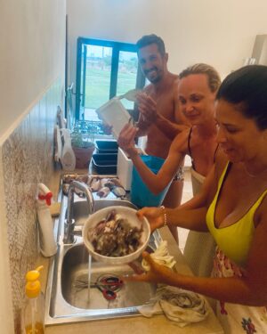 Sara Zanier Instagram - •• ricordi di vacanza 🩵
-proviamo a fare una foto qui?
-e se mi metto cosi?!
-basta, ce l’abbiamo!💦
-l’amicizia, oltre lo spazio e il tempo🤍 
-una delle poche foto in cui siamo più o meno fermi @marcello.allegra78 sei l’unico che viene bene sempre!!! 
-che schifo pulire il pesce 🤢
-ai fornelli con bocca accennata a culo di 🐓 
- @lammino ne abbiamo di più belle ma le tengo per me❤️ ••
#puglia #vacanzeitaliane #friends #love