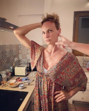 Sara Zanier Instagram - •• ricordi di vacanza 🩵
-proviamo a fare una foto qui?
-e se mi metto cosi?!
-basta, ce l’abbiamo!💦
-l’amicizia, oltre lo spazio e il tempo🤍 
-una delle poche foto in cui siamo più o meno fermi @marcello.allegra78 sei l’unico che viene bene sempre!!! 
-che schifo pulire il pesce 🤢
-ai fornelli con bocca accennata a culo di 🐓 
- @lammino ne abbiamo di più belle ma le tengo per me❤️ ••
#puglia #vacanzeitaliane #friends #love