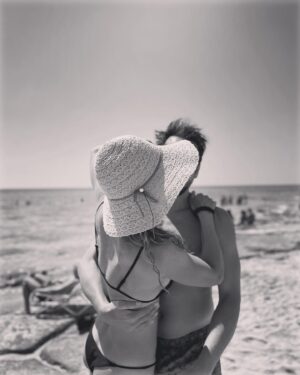 Sara Zanier Instagram - •• ricordi di vacanza 🩵
-proviamo a fare una foto qui?
-e se mi metto cosi?!
-basta, ce l’abbiamo!💦
-l’amicizia, oltre lo spazio e il tempo🤍 
-una delle poche foto in cui siamo più o meno fermi @marcello.allegra78 sei l’unico che viene bene sempre!!! 
-che schifo pulire il pesce 🤢
-ai fornelli con bocca accennata a culo di 🐓 
- @lammino ne abbiamo di più belle ma le tengo per me❤️ ••
#puglia #vacanzeitaliane #friends #love