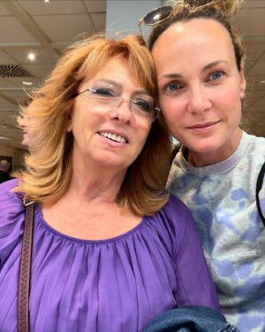 Sara Zanier Instagram - • il porto sicuro.
Il faro nella notte. Il filo rosso che non si spezza mai. Portatrici sane di sorrisi, forza, sfide e paure. L’amore incondizionato e inarrivabile. Auguri mamme, in qualsiasi forma❤️• 
#festedellamamma