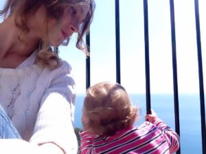 Sara Zanier Instagram - • 11 anni fa è nata mia figlia e con lei sono nata anche io. 
Tutto si impara, sentendo, crescendo, sbagliando, provando, ma in realtà ogni cosa è già dentro, in qualche modo. 
Io continuo ad ossevarti e tu non smetti di sorprendermi per l’essere umano meraviglioso che sei. Che meraviglia la vita amore mio, lo capirai…
grazie per questi 11 anni di ricordi ed emozioni da togliere il fiato…sono fiera della tua forza, generosità, simpatia, caparbietà e sensibilità, anche se l’elenco è molto più lungo… 
Grazie per avermi scelta come mamma…sei il mio cuore.
Mamma ti tiene per mano, anche quando non lo vedi. Sempre. •
#happybirthday #sole #11 #❤️‍🔥