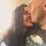 Sara Barradas Instagram - Tudo o que disser sobre ti, sobre quem tu és, sobre o que és para mim e sobre como me fazes sentir será sempre pouco. E o tanto que te quero dizer, não é aqui que o faço. Mas falando do que diz respeito ao “domínio público” e que é bastante consensual, de facto, és dos melhores actores que este país já teve. O teu domínio de palco, a tua inteligência cénica, a tua sensibilidade, inteligência emocional e o teu carisma são únicos e intuitivos. Gosto muito de te ver representar e de te ver “curtir” tanto o que fazes. E tal como dizes de outros, eu sei que apesar de tudo, não és completamente reconhecido por isso. Mas neste país, quem o é realmente? Mas hoje comemoramos-te, acima de tudo, pela pessoa que és. Meu amor, conheci-te há 14 anos e logo me apaixonei. Foi tão inesperadamente fácil. E para quem te conhece é fácil de entender. É fácil constatar as tuas qualidades (que eu tanto aprecio). A tua integridade, a tua honestidade, a tua bondade. É fácil entender os teus defeitos (que às vezes me deixam com os nervos em franja 😅). A tua demora, a tua indisciplina pessoal e profissional. É fácil ver a boa pessoa que és. É fácil perceber que não gostas de conflitos nem de discussões. É fácil sentir como gostas de pessoas, de estar e falar com pessoas. A paciência que tens para pessoas. É fácil constatar a tua preocupação com os mais velhos e sentir a idolatria que lhes tens. É fácil rir contigo e rir de ti também. É fácil ver-te chorar, porque te emocionas facilmente. É fácil gostar de ti. Amar-te. Seja como marido, como amigo ou como pai. É tão fácil… Amo-te E “já era amor antes de ser”. P.S- A fotografia não é de hoje, mas o meu olhar para ti é intemporal. Como o nosso amor.