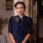 Sara Barradas Instagram - #photodump das últimas semanas: 1- Nas filmagens da série “Sr. Rui”, de Leonel Vieira, para a @tvioficial 2- Uma maluquice que em breve vos mostrarei. 3- Dois amores: Lua e Elis. 4- Pôr-do-sol na Ilha de Faro. 5- O Miguel Borges a improvisar sobre António Aleixo. 6- Provas de figurino para a peça “Se Acreditares Muito”, no Teatro da Trindade. 7- Eu e a Yaisa, actriz inglesa, com quem fiz várias cenas e que conheci aqui nas filmagens da série “Faro”, de Joaquim Leitão, para a @rtppt 8- O David e mais uma claquete. 9- Tal pai, tal filha. A rezar para que o Miguel não me mate por publicar esta foto. 10- Quem quer uma touquinha destas para andar na rua em dias de chuva, sem estragar o cabelo?