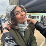 Sara Barradas Instagram - #photodump das últimas semanas: 1- Nas filmagens da série “Sr. Rui”, de Leonel Vieira, para a @tvioficial 2- Uma maluquice que em breve vos mostrarei. 3- Dois amores: Lua e Elis. 4- Pôr-do-sol na Ilha de Faro. 5- O Miguel Borges a improvisar sobre António Aleixo. 6- Provas de figurino para a peça “Se Acreditares Muito”, no Teatro da Trindade. 7- Eu e a Yaisa, actriz inglesa, com quem fiz várias cenas e que conheci aqui nas filmagens da série “Faro”, de Joaquim Leitão, para a @rtppt 8- O David e mais uma claquete. 9- Tal pai, tal filha. A rezar para que o Miguel não me mate por publicar esta foto. 10- Quem quer uma touquinha destas para andar na rua em dias de chuva, sem estragar o cabelo?