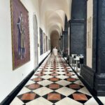 Sara Barradas Instagram – E terminamos hoje a nossa escapadinha neste paraíso que é São Miguel. 

Neste hotel deslumbrante, com poucos meses de vida mas cheio de histórias para contar! Este edifício era o antigo convento da Ordem dos Frades Menores de São Francisco, foi transformado no primeiro hospital de Ponta Delgada e agora foi recuperado para se tornar o Vila Galé Collection S. Miguel. Como era um convento conseguem imaginar a grandiosidade do edifício…! A piscina exterior, no claustro, é bastante convidativa. A equipa foi uma simpatia ⭐️

Agora vou criar um reel com mais imagens e vídeos que aqui tenho (algumas centenas 😜) neste pedaço de terra à deriva no Atlântico, a que chamamos Paraíso, mais conhecido por Açores! 🍃🐄🏞️

@vilagale #vilagale #pontadelgada #saomiguel #açores