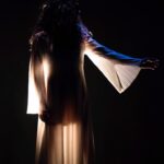 Sara Barradas Instagram - Estou no teatro só há 11 anos, mas o teatro está em mim há muitos mais. Eu comecei a fazer teatro “a pedir licença”, mas o teatro não bateu à minha porta. Entrou de rompante, e ficou. Instalou-se. Gosto da palavra instalação, é muito teatral. Hoje é o Dia Mundial do Teatro e, apesar de ter feito aqui uma breve compilação de espectáculos que fiz como actriz e como ponto, isto não é sobre mim. É sobre eles. Eles, que me inspiram. As minhas referências e o público. As minhas referências TEATRAIS, excluindo os autores são, maioritariamente, portuguesas e são MUITAS (desisti de tentar enumerá-las aqui, até porque seria injusto, ficaria sempre alguém por mencionar). Por isso, é dia de as celebrar! Obrigada a todos os actores, autores e encenadores que me inspiram e influenciam. Que se instalam em mim. Deixo uma breve passagem da mensagem do Dia Mundial do Teatro deste ano, que é do Jon Fosse. Curiosamente, trabalhei como ponto num espectáculo com texto dele - Foi Assim - dos Artistas Unidos, ainda o ano passado. Eu e a querida @lidiamunoz . “(…)É a abordagem exatamente oposta de todas os conflitos violentos que vemos no mundo com demasiada frequência, a mesma que indulta a tentação destrutiva de aniquilar tudo o que é estrangeiro, tudo o que é único e diferente, frequentemente através da utilização das invenções mais desumanas que a tecnologia já pôs à nossa disposição. Há terrorismo no mundo. Há guerra. Porque também temos um lado 2 de 2 páginas animalesco, instigado pelo instinto de experienciarmos o outro, o estrangeiro, mais como uma ameaça à nossa existência, do que como um mistério fascinante. É assim que a autenticidade – aquelas diferenças que todos podemos ver – desaparecem, deixando atrás de si uma mesmice coletiva para a qual tudo o que é diferente é visto como uma ameaça que tem de ser erradicada. Aquilo que é visto de fora como uma diferença, por exemplo na religião ou na ideologia política, torna-se algo que precisa ser derrotado e destruído. A guerra é a batalha contra aquilo que está profundamente no nosso íntimo: algo único. E é também a batalha contra a arte, contra aquilo que está profundamente no íntimo de toda a arte.”