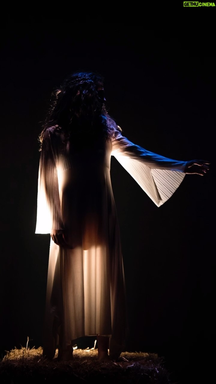 Sara Barradas Instagram - Estou no teatro só há 11 anos, mas o teatro está em mim há muitos mais. Eu comecei a fazer teatro “a pedir licença”, mas o teatro não bateu à minha porta. Entrou de rompante, e ficou. Instalou-se. Gosto da palavra instalação, é muito teatral. Hoje é o Dia Mundial do Teatro e, apesar de ter feito aqui uma breve compilação de espectáculos que fiz como actriz e como ponto, isto não é sobre mim. É sobre eles. Eles, que me inspiram. As minhas referências e o público. As minhas referências TEATRAIS, excluindo os autores são, maioritariamente, portuguesas e são MUITAS (desisti de tentar enumerá-las aqui, até porque seria injusto, ficaria sempre alguém por mencionar). Por isso, é dia de as celebrar! Obrigada a todos os actores, autores e encenadores que me inspiram e influenciam. Que se instalam em mim. Deixo uma breve passagem da mensagem do Dia Mundial do Teatro deste ano, que é do Jon Fosse. Curiosamente, trabalhei como ponto num espectáculo com texto dele - Foi Assim - dos Artistas Unidos, ainda o ano passado. Eu e a querida @lidiamunoz . “(…)É a abordagem exatamente oposta de todas os conflitos violentos que vemos no mundo com demasiada frequência, a mesma que indulta a tentação destrutiva de aniquilar tudo o que é estrangeiro, tudo o que é único e diferente, frequentemente através da utilização das invenções mais desumanas que a tecnologia já pôs à nossa disposição. Há terrorismo no mundo. Há guerra. Porque também temos um lado 2 de 2 páginas animalesco, instigado pelo instinto de experienciarmos o outro, o estrangeiro, mais como uma ameaça à nossa existência, do que como um mistério fascinante. É assim que a autenticidade – aquelas diferenças que todos podemos ver – desaparecem, deixando atrás de si uma mesmice coletiva para a qual tudo o que é diferente é visto como uma ameaça que tem de ser erradicada. Aquilo que é visto de fora como uma diferença, por exemplo na religião ou na ideologia política, torna-se algo que precisa ser derrotado e
destruído. A guerra é a batalha contra aquilo que está profundamente no nosso íntimo: algo único. E é também a batalha contra a arte, contra aquilo que está profundamente no íntimo de toda a arte.”