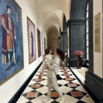 Sara Barradas Instagram – E terminamos hoje a nossa escapadinha neste paraíso que é São Miguel. 

Neste hotel deslumbrante, com poucos meses de vida mas cheio de histórias para contar! Este edifício era o antigo convento da Ordem dos Frades Menores de São Francisco, foi transformado no primeiro hospital de Ponta Delgada e agora foi recuperado para se tornar o Vila Galé Collection S. Miguel. Como era um convento conseguem imaginar a grandiosidade do edifício…! A piscina exterior, no claustro, é bastante convidativa. A equipa foi uma simpatia ⭐️

Agora vou criar um reel com mais imagens e vídeos que aqui tenho (algumas centenas 😜) neste pedaço de terra à deriva no Atlântico, a que chamamos Paraíso, mais conhecido por Açores! 🍃🐄🏞️

@vilagale #vilagale #pontadelgada #saomiguel #açores