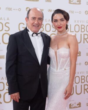 Sara Barradas Instagram - And last but not least…
(prometo que é a última)

Estas tinham de ficar aqui porque ele foi a principal razão disto tudo.

Não foi a primeira, nem a segunda vez que o Zé foi nomeado para um Globo de Ouro, nem será a última. O seu talento dá-me essa certeza.

Este ano esteve nomeado em duas categorias: melhor actor de teatro e melhor actor de ficção. Para mim, foram nomeações justas e merecidas, não fosse dos melhores actores da sua geração. E isso é razão suficiente para festejar. Foi o que fomos fazer no domingo: celebrar o talento. Dele e de todos os outros. E reencontrar colegas e amigos é sempre muito bom.

Amor, és um actor de mão cheia, versátil como há poucos, capaz de fazer tudo. Tenho muito orgulho em ti por isso mas, acima de tudo, pelo ser humano que és. Amo-te ❤️
