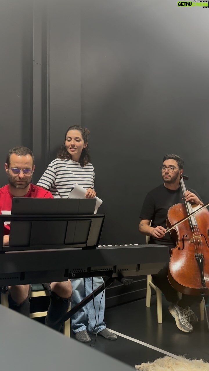 Sara Barradas Instagram - Lindo! Sei que não são horas para publicar nada, mas que se lixe. Acabámos há pouco o nosso ensaio de hoje, foi lindo e é 25 de Abril! O privilégio que é ter um músico/maestro/director musical como o @guimaraesartur a criar a banda sonora do nosso espectáculo…! Ter um violoncelista virtuoso como o @joaovalpacos …! E podermos fazer esta criação em conjunto… é um luxo! O Artur poder criar a banda sonora da peça enquanto nos ouve, sob as direções do @flaviogilsilva , e nós (eu e o @di0g0martins ) podermos ir fazendo a nossa própria criação sentindo a dele(s)…! Só lindo!!! OBRIGADA! ❤️ SE ACREDITARES MUITO, no Teatro da Trindade, a partir de 16 de Maio! @teatrodatrindade @camaroteproducoes.ac