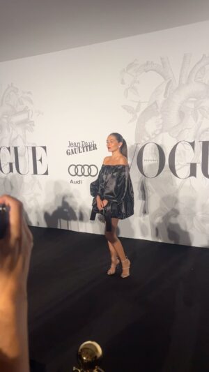 Sara Barradas Instagram - Vogue Iconic Party

Styling @lafayette____________________ 
Dress @lafayette____________________ 
Shoes @giuseppezanotti 
Make-up & hair @catiabolota 
Headpiece @manzonivera 
Jewels @aldo_shoes 
@vogueportugal