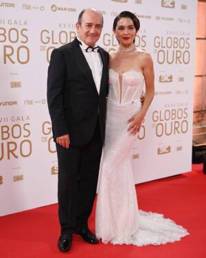 Sara Barradas Instagram - And last but not least…
(prometo que é a última)

Estas tinham de ficar aqui porque ele foi a principal razão disto tudo.

Não foi a primeira, nem a segunda vez que o Zé foi nomeado para um Globo de Ouro, nem será a última. O seu talento dá-me essa certeza.

Este ano esteve nomeado em duas categorias: melhor actor de teatro e melhor actor de ficção. Para mim, foram nomeações justas e merecidas, não fosse dos melhores actores da sua geração. E isso é razão suficiente para festejar. Foi o que fomos fazer no domingo: celebrar o talento. Dele e de todos os outros. E reencontrar colegas e amigos é sempre muito bom.

Amor, és um actor de mão cheia, versátil como há poucos, capaz de fazer tudo. Tenho muito orgulho em ti por isso mas, acima de tudo, pelo ser humano que és. Amo-te ❤️