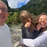 Sara Barradas Instagram – Temos passeado bastante! 💚

Já não vínhamos a São Miguel há 12 anos! Muita coisa mudou, mas a ilha continua deslumbrante na sua essência.

O cozido das Furnas continua a ser uma grande atração e este lugar é mágico porque a natureza borbulha debaixo da terra.

Uma coisa sabíamos que precisávamos: um carro para explorar a ilha! A @autatlantisrentacar tratou-nos de tudo de modo a termos o carro pronto no aeroporto assim que chegámos, o qual devolveremos no mesmo sítio quando formos embora. Mais fácil não podia ter sido 👌🏼 Com cadeirinha para a Lua e tudo 🥰

Vamos aproveitar os últimos cartuchos, porque tudo o que é bom acaba depressa 😜