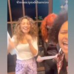 Sara Barradas Instagram - Apeteceu-me relembrar este espectáculo maravilhoso que tanto nos divertiu e preencheu durante 1 ano: PERFEITOS DESCONHECIDOS. Foram vários meses em Lisboa, no Teatro Maria Matos, a meio da pandemia e das salas com metade da lotação, e mais outros tantos meses em digressão pelo país. Confinámos. Desconfinámos. Aturámo-nos muito! Fomos muito felizes! Eu fui!!! ❤️ Saudades queridos colegas @claudiasemedo @anaguiomar.oficial @filipevargas @jorgemouratooficial @samuel_ferreira_alves_ @martinho___silva @pedrozegrepenim @bernardo.de.lacerda @fproducao