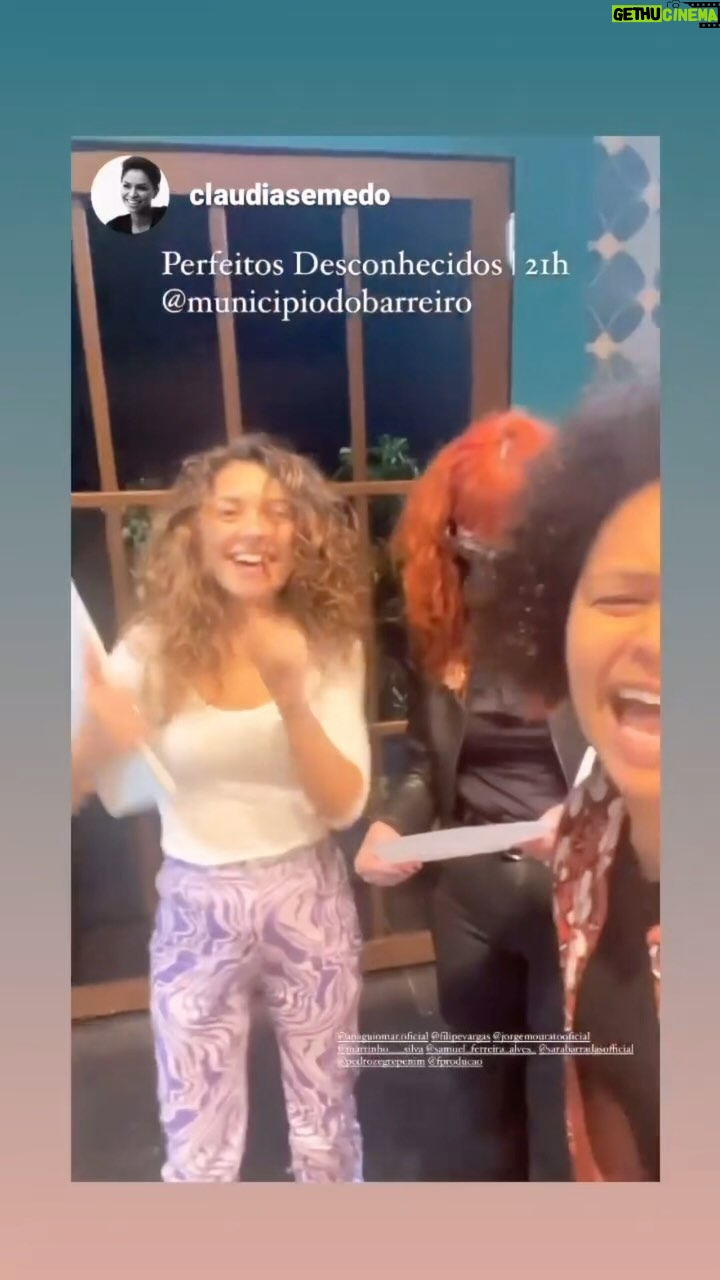 Sara Barradas Instagram - Apeteceu-me relembrar este espectáculo maravilhoso que tanto nos divertiu e preencheu durante 1 ano: PERFEITOS DESCONHECIDOS. Foram vários meses em Lisboa, no Teatro Maria Matos, a meio da pandemia e das salas com metade da lotação, e mais outros tantos meses em digressão pelo país. Confinámos. Desconfinámos. Aturámo-nos muito! Fomos muito felizes! Eu fui!!! ❤️ Saudades queridos colegas @claudiasemedo @anaguiomar.oficial @filipevargas @jorgemouratooficial @samuel_ferreira_alves_ @martinho___silva @pedrozegrepenim @bernardo.de.lacerda @fproducao
