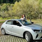 Sara Barradas Instagram – Temos passeado bastante! 💚

Já não vínhamos a São Miguel há 12 anos! Muita coisa mudou, mas a ilha continua deslumbrante na sua essência.

O cozido das Furnas continua a ser uma grande atração e este lugar é mágico porque a natureza borbulha debaixo da terra.

Uma coisa sabíamos que precisávamos: um carro para explorar a ilha! A @autatlantisrentacar tratou-nos de tudo de modo a termos o carro pronto no aeroporto assim que chegámos, o qual devolveremos no mesmo sítio quando formos embora. Mais fácil não podia ter sido 👌🏼 Com cadeirinha para a Lua e tudo 🥰

Vamos aproveitar os últimos cartuchos, porque tudo o que é bom acaba depressa 😜