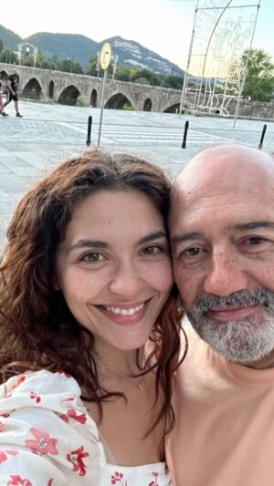 Sara Barradas Instagram - Finalizámos a nossa viagem passando por Ponte de Lima (que eu já conhecia), linda, linda vila!!! Comemos um arroz de sarrabulho delicioso no restaurante A Torre, e passeámos no centro. Há lá uma igreja linda, em pedra e madeira. Para mim, o melhor da Igreja é mesmo a arquitetura da coisa. As pessoas da vila são muito simpáticas, como é apanágio no Norte!
Depois chegámos a Viana (que eu não conhecia)! Comprámos trajes de minhota e tudo, comemos peixinho e marisco bom, e vimos a vista do Santuário do Sagrado Coração de Jesus (cúpula e vitrais muito bonitos).

Regressámos ao Porto e despedimo-nos da “nossa” Flamingo, da @campersroyaloficial com a certeza de que é para repetir!!! 🦩🚐

Férias para não esquecer! ❤️❤️❤️

#ferias #roadtrip #autocaravana #motorhomelife