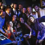 Sara Barradas Instagram - Fecha-de hoje mais um ciclo. A carreira de um espectáculo com quase 250 representações e mais de 150.000 espectadores, em ano e meio. Eu saltei deste comboio a alta velocidade apenas há 6 semanas, com muita pena, por causa de um outro projecto que era incompatível. Porque quando começámos isto em Outubro de 2022, apesar de acharmos que ia ser um sucesso, ninguém imaginava que em Abril de 2024 ainda aqui estaria. Ninguém, excepto o Zé. Mas já lá vamos… Para mim foi um prazer imenso fazer esta comédia tão bem escrita pelo Marcos Caruso. Uma peça despretensiosa mas muito competente! Muito bem carpinteirada, como diz o Zé. A encenação meticulosa do Miguel Thiré, fez com que os actores e o texto dançassem numa valsa só. E nós, actores, compusemos o Ramalhete, muito bem, diga-se de passagem. A Clívia que fez o cenário tão apropriado e os figurinos que tão bem ilustraram estas personagens. O trabalho de luz e som foi fundamental para contar melhor a história. E sem a nossa equipa técnica também não era possível: David, Zhoraide, Magda, Lídia, Cristina, Hélder. Sem os quais a Palmira não era quase nada. A alavancar tudo isto estiveram as produtoras Plano 6 e UAU que acreditaram e se uniram para montar isto em Portugal, depois de ser um êxito no Brasil há mais de 35 anos. Obrigada Areia, Unas, Matilde, Rafa, Isabela, Telmo, Bruno, Marta, Rosa e Catarina por todo o companheirismo e pela vossa entrega incontestável (temos centenas de fotos, mas o insta só aceita 10!). O último obrigada é para o meu amor, responsável maior por tamanho êxito e, creio que todos perceberão do que falo. Foi o primeiro a acreditar que a personagem feminina principal poderia funcionar sendo feita por ele. Sendo feita, a sério, com verdade. Foi um tiro certeiro e o Marcos Caruso diz que já nem imagina outra Palmira (Olimpia, no Brasil) que não a do Zé. A prova é que houve 3 substituições durante a carreira da peça e ela permaneceu um êxito. (Continua nos comentários ⬇️)