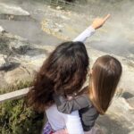 Sara Barradas Instagram – Temos passeado bastante! 💚

Já não vínhamos a São Miguel há 12 anos! Muita coisa mudou, mas a ilha continua deslumbrante na sua essência.

O cozido das Furnas continua a ser uma grande atração e este lugar é mágico porque a natureza borbulha debaixo da terra.

Uma coisa sabíamos que precisávamos: um carro para explorar a ilha! A @autatlantisrentacar tratou-nos de tudo de modo a termos o carro pronto no aeroporto assim que chegámos, o qual devolveremos no mesmo sítio quando formos embora. Mais fácil não podia ter sido 👌🏼 Com cadeirinha para a Lua e tudo 🥰

Vamos aproveitar os últimos cartuchos, porque tudo o que é bom acaba depressa 😜