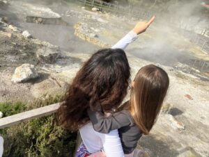 Sara Barradas Instagram - Temos passeado bastante! 💚

Já não vínhamos a São Miguel há 12 anos! Muita coisa mudou, mas a ilha continua deslumbrante na sua essência.

O cozido das Furnas continua a ser uma grande atração e este lugar é mágico porque a natureza borbulha debaixo da terra.

Uma coisa sabíamos que precisávamos: um carro para explorar a ilha! A @autatlantisrentacar tratou-nos de tudo de modo a termos o carro pronto no aeroporto assim que chegámos, o qual devolveremos no mesmo sítio quando formos embora. Mais fácil não podia ter sido 👌🏼 Com cadeirinha para a Lua e tudo 🥰

Vamos aproveitar os últimos cartuchos, porque tudo o que é bom acaba depressa 😜