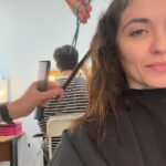 Sara Barradas Instagram - Há 10 anos que não cortava assim o cabelo. Quem me conhece, como actriz, sabe que não me recuso a mudanças de visual. Sou actriz. Empresto o meu corpo às personagens. Fazer personagens diferentes sempre com o mesmo visual não faz sentido, nem para mim, nem para o espectador. Desde que a mudança não seja nociva para mim, não vejo porquê recusar. Mas nos últimos anos tenho tido a felicidade de estar sempre com o cabelo tal como mais gosto: comprido. Ora a meio das costas, ora um pouco mais curto, mas sempre comprido. Ora castanho com nuances, ora ruivo, ora preto, mas comprido. Para a próxima personagem, o realizador e a cabeleireira acharam que seria melhor o cabelo curto. E assim será. Se é como mais me identifico? Não. Mas é só cabelo… cresce. Tal como as unhas… adeus unhas compridas e coloridas. Ossos do ofício 🎬❤️ P.S- a minha cara enquanto vejo o cabelo a ir embora… 😂