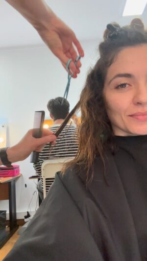 Sara Barradas Instagram - Há 10 anos que não cortava assim o cabelo. 
Quem me conhece, como actriz, sabe que não me recuso a mudanças de visual. Sou actriz. Empresto o meu corpo às personagens. Fazer personagens diferentes sempre com o mesmo visual não faz sentido, nem para mim, nem para o espectador. Desde que a mudança não seja nociva para mim, não vejo porquê recusar. Mas nos últimos anos tenho tido a felicidade de estar sempre com o cabelo tal como mais gosto: comprido. Ora a meio das costas, ora um pouco mais curto, mas sempre comprido. Ora castanho com nuances, ora ruivo, ora preto, mas comprido.
Para a próxima personagem, o realizador e a cabeleireira acharam que seria melhor o cabelo curto. E assim será. 
Se é como mais me identifico? Não. 
Mas é só cabelo… cresce.
Tal como as unhas… adeus unhas compridas e coloridas.
Ossos do ofício 🎬❤️

P.S- a minha cara enquanto vejo o cabelo a ir embora… 😂