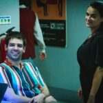 Sara Barradas Instagram - Fecha-de hoje mais um ciclo. A carreira de um espectáculo com quase 250 representações e mais de 150.000 espectadores, em ano e meio. Eu saltei deste comboio a alta velocidade apenas há 6 semanas, com muita pena, por causa de um outro projecto que era incompatível. Porque quando começámos isto em Outubro de 2022, apesar de acharmos que ia ser um sucesso, ninguém imaginava que em Abril de 2024 ainda aqui estaria. Ninguém, excepto o Zé. Mas já lá vamos… Para mim foi um prazer imenso fazer esta comédia tão bem escrita pelo Marcos Caruso. Uma peça despretensiosa mas muito competente! Muito bem carpinteirada, como diz o Zé. A encenação meticulosa do Miguel Thiré, fez com que os actores e o texto dançassem numa valsa só. E nós, actores, compusemos o Ramalhete, muito bem, diga-se de passagem. A Clívia que fez o cenário tão apropriado e os figurinos que tão bem ilustraram estas personagens. O trabalho de luz e som foi fundamental para contar melhor a história. E sem a nossa equipa técnica também não era possível: David, Zhoraide, Magda, Lídia, Cristina, Hélder. Sem os quais a Palmira não era quase nada. A alavancar tudo isto estiveram as produtoras Plano 6 e UAU que acreditaram e se uniram para montar isto em Portugal, depois de ser um êxito no Brasil há mais de 35 anos. Obrigada Areia, Unas, Matilde, Rafa, Isabela, Telmo, Bruno, Marta, Rosa e Catarina por todo o companheirismo e pela vossa entrega incontestável (temos centenas de fotos, mas o insta só aceita 10!). O último obrigada é para o meu amor, responsável maior por tamanho êxito e, creio que todos perceberão do que falo. Foi o primeiro a acreditar que a personagem feminina principal poderia funcionar sendo feita por ele. Sendo feita, a sério, com verdade. Foi um tiro certeiro e o Marcos Caruso diz que já nem imagina outra Palmira (Olimpia, no Brasil) que não a do Zé. A prova é que houve 3 substituições durante a carreira da peça e ela permaneceu um êxito. (Continua nos comentários ⬇️)