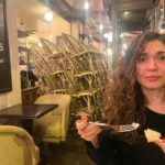 Sara Barradas Instagram - Notícias e factos sobre Paris: A hora de fecho dos cafés e restaurantes é respeitada ao minuto. Como tal, antes do fecho põem-nos a conta na mesa mesmo que não tenhamos pedido e depois mandam-nos embora. A simpatia dos empregados parisienses tem muito que se lhe diga, podendo haver excepções, claro. Agora o Palácio de Versalhes: Luís XIV, que foi o primeiro rei totalitário, além de um ego desmedido e dos complexos de superioridade, devia sofrer um transtorno obssessivo-compulsivo. Queria que as árvores estivessem sempre geometricamente aparadas. (terceira foto) Ninguém podia ter mais ou melhor do que ele. Ninguém podia ter sapatos com um salto maior do que os dele. Queria incrustar ouro nas paredes do Grand Trianon, mas como lhe disseram que mármore rosa era ainda mais caro foi o que mandou vir. Por sua vez, Luís XV, seu bisneto e sucessor, que ficou conhecido pelas suas/seus mais de 100 amantes, mandou construir o Petit Trianon (quarta foto) para lá instalar a sua principal amante oficial: Madame de Pompadour. Mais tarde, o seu neto Luís XVI, instala no mesmo pequeno palácio a sua esposa, Marie Antoinette. O que eu também não sabia é que o Luís XVI tinha mandado construir nos jardins do Petit Trianon uma espécie de “Portugal dos Pequenitos da Áustria” da época só para agradar a sua esposa que tinha saudades do seu país e vivia infeliz. Pergunto-me quanto mediriam estas pessoas para dormirem em camas tão pequenas…? (sexta foto) Outro facto, o palácio é mesmo majestoso! Estupendamente grande e bonito por dentro e por fora. O último vídeo, na famosa Sala de Espelhos, era suposto ser uma fotografia. Para terminar, tivemos a melhor visita guiada de sempre do nosso amigo @davidsalvado 🇫🇷